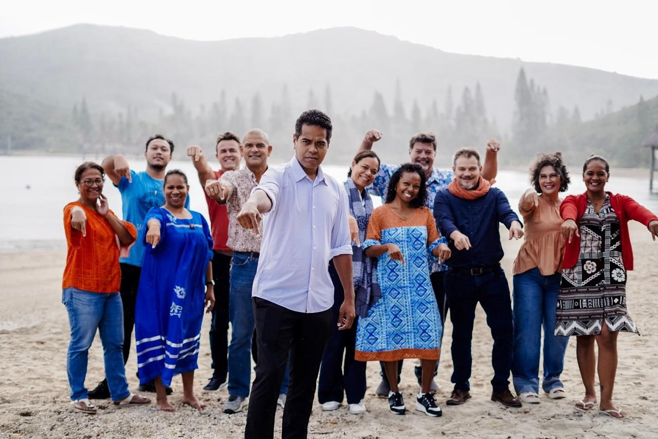 L’équipe Faire Pays autour de Robert Kakue sur une plage de la Province Sud — élections provinciales 2026